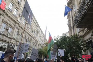 Перед посольством Франции в Азербайджане прошла акция протеста - ОБНОВЛЕНО - ВИДЕО