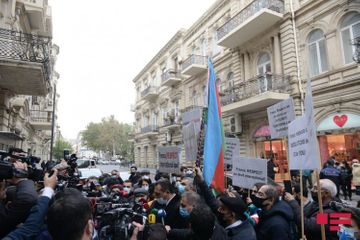 Перед посольством Франции в Азербайджане прошла акция протеста - ОБНОВЛЕНО - ВИДЕО