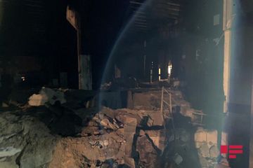 В Хырдалане бетонные плиты с крыши старого завода упали на автомобили - ФОТО