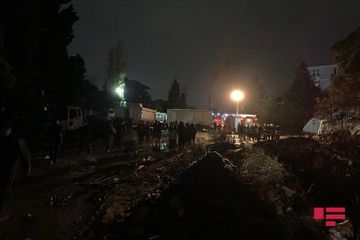 В Хырдалане бетонные плиты с крыши старого завода упали на автомобили - ФОТО