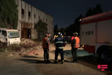 В Хырдалане бетонные плиты с крыши старого завода упали на автомобили - ФОТО