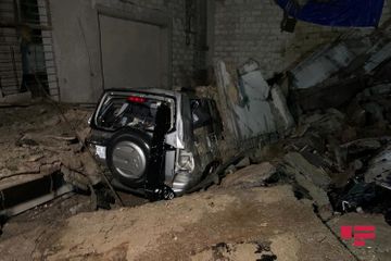 В Хырдалане бетонные плиты с крыши старого завода упали на автомобили - ФОТО