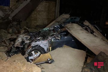В Хырдалане бетонные плиты с крыши старого завода упали на автомобили - ФОТО