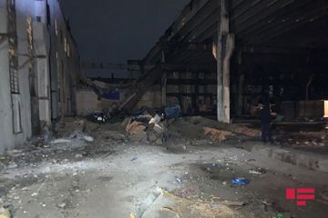 В Хырдалане бетонные плиты с крыши старого завода упали на автомобили - ФОТО