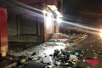 В Баку автомобиль врезался в магазин, погибли три медработника - ФОТО
