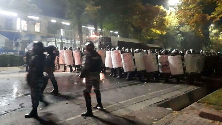 Один человек погиб в ходе столкновений в Бишкеке, 590 пострадали - ОБНОВЛЕНО