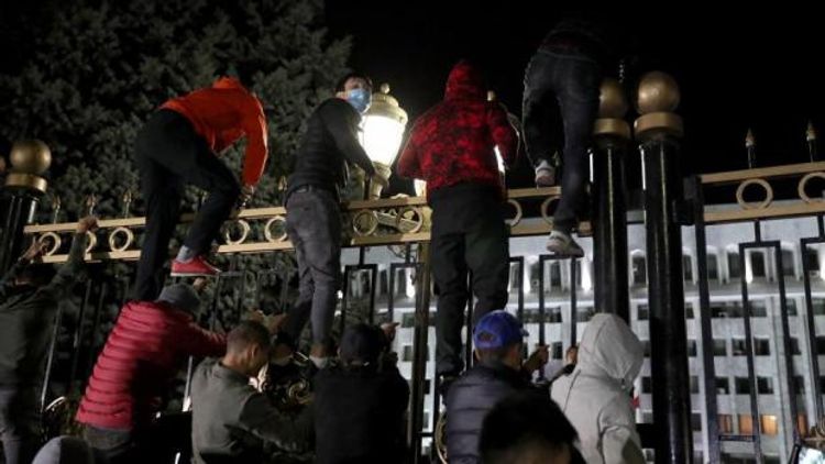 Протестующие в Киргизии прорвались в здание парламента