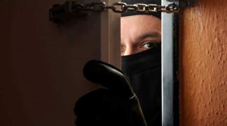 В Губе совершена квартирная кража на 12 тысяч манатов