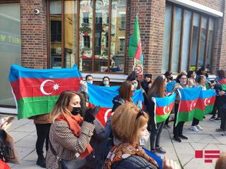 Проживающие в Великобритании азербайджанцы провели акцию протеста перед зданием Amnesty International - ФОТО - ОБНОВЛЕНО