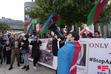 Проживающие в Великобритании азербайджанцы провели акцию протеста перед зданием Amnesty International - ФОТО - ОБНОВЛЕНО