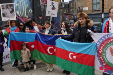 Проживающие в Великобритании азербайджанцы провели акцию протеста перед зданием Amnesty International - ФОТО - ОБНОВЛЕНО