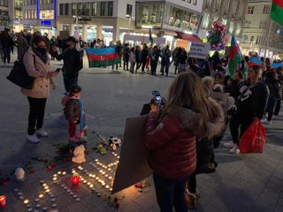 Члены азербайджанской общины Германии провели акцию протеста против ракетных атак Армении по городам Азербайджана - ФОТО