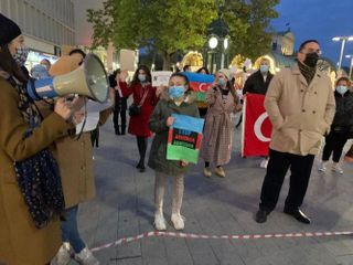 Члены азербайджанской общины Германии провели акцию протеста против ракетных атак Армении по городам Азербайджана - ФОТО