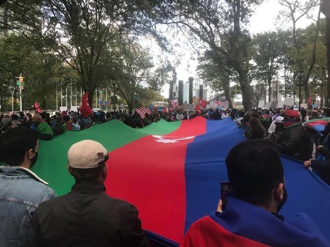 Перед зданием штаб-квартиры ООН прошла акция протеста против террора в Гяндже
