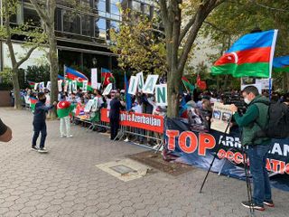 Перед зданием штаб-квартиры ООН прошла акция протеста против террора в Гяндже