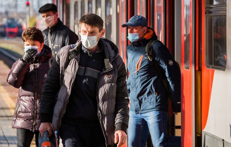 Россиянам предписали носить маски в местах скопления людей