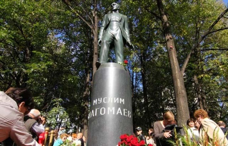 Посольство: Установлены лица, осквернившие памятник Муслиму Магомаеву в Москве
