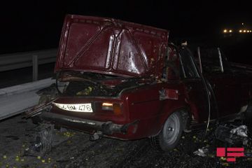 В Гаджигабуле ВАЗ врезался в металлическое ограждение, есть погибший - ФОТО