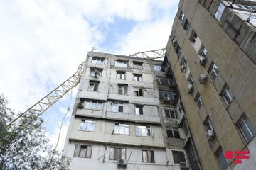 В Баку в результате падения подъемного крана пострадали два дома - ВИДЕО - ФОТО - ОБНОВЛЕНО