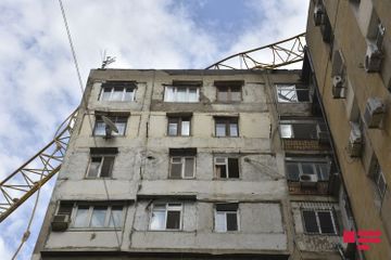 В Баку в результате падения подъемного крана пострадали два дома - ВИДЕО - ФОТО - ОБНОВЛЕНО