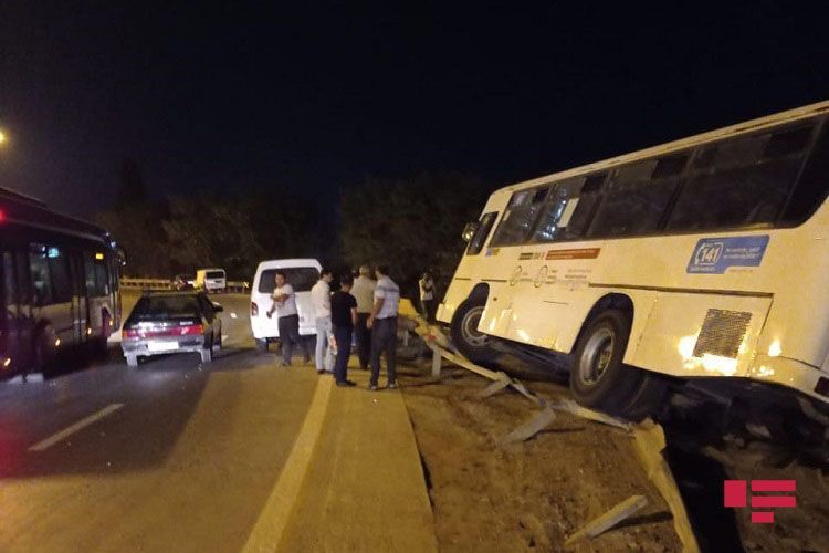 В Баку автобус попал в аварию
