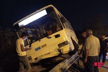 В Баку автобус попал в аварию