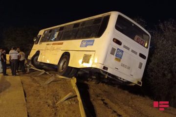 В Баку автобус попал в аварию