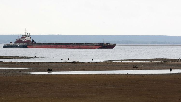 В России четыре человека погибли при столкновении катера и баржи