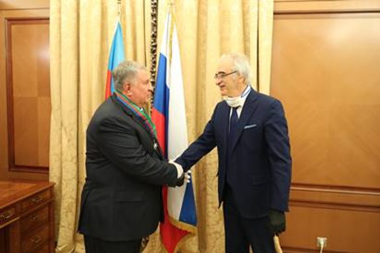 Посол Азербайджана в РФ вручил орден «Достлуг» главе «Роснефти» - ФОТО