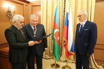 Посол Азербайджана в РФ вручил орден «Достлуг» главе «Роснефти» - ФОТО