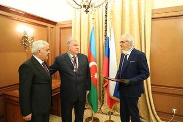 Посол Азербайджана в РФ вручил орден «Достлуг» главе «Роснефти» - ФОТО
