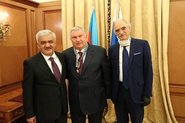 Посол Азербайджана в РФ вручил орден «Достлуг» главе «Роснефти» - ФОТО