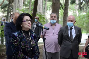 Деятели культуры и искусства посетили могилу Узеира Гаджибейли в l Аллее почетного захоронения