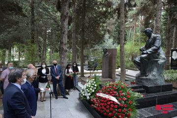 Деятели культуры и искусства посетили могилу Узеира Гаджибейли в l Аллее почетного захоронения
