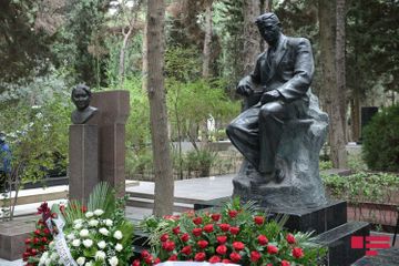 Деятели культуры и искусства посетили могилу Узеира Гаджибейли в l Аллее почетного захоронения