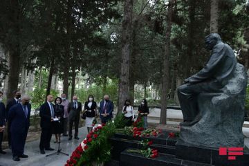 Деятели культуры и искусства посетили могилу Узеира Гаджибейли в l Аллее почетного захоронения