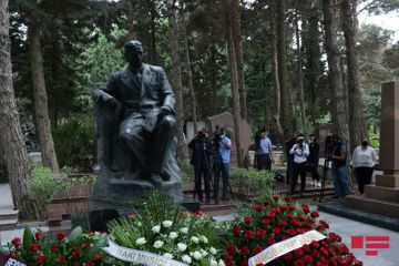 Деятели культуры и искусства посетили могилу Узеира Гаджибейли в l Аллее почетного захоронения