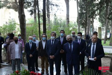 Деятели культуры и искусства посетили могилу Узеира Гаджибейли в l Аллее почетного захоронения