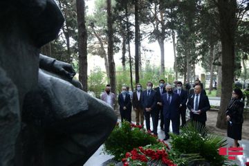 Деятели культуры и искусства посетили могилу Узеира Гаджибейли в l Аллее почетного захоронения