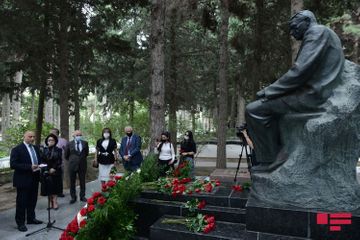 Деятели культуры и искусства посетили могилу Узеира Гаджибейли в l Аллее почетного захоронения