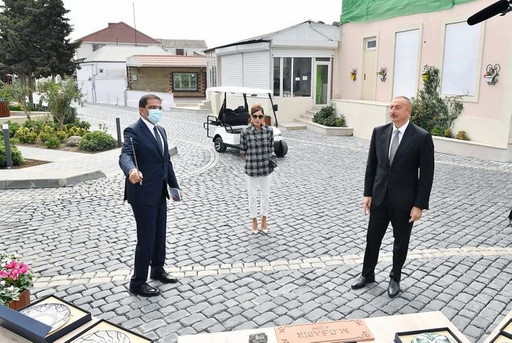 Президент Ильхам Алиев и первая леди Мехрибан Алиева ознакомились с работами по благоустройству в поселке Балаханы - ОБНОВЛЕНО