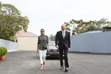 Президент Ильхам Алиев и первая леди Мехрибан Алиева ознакомились с работами по благоустройству в поселке Балаханы - ОБНОВЛЕНО