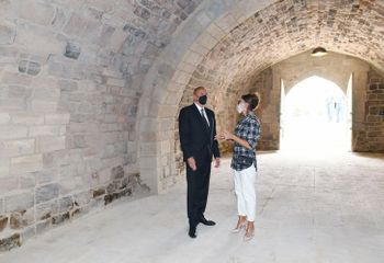 Президент Ильхам Алиев и первая леди Мехрибан Алиева ознакомились с работами по благоустройству в поселке Балаханы - ОБНОВЛЕНО
