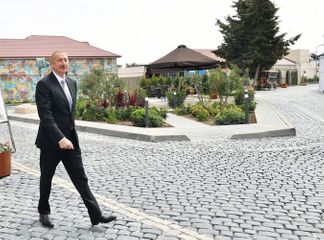 Президент Ильхам Алиев и первая леди Мехрибан Алиева ознакомились с работами по благоустройству в поселке Балаханы - ОБНОВЛЕНО