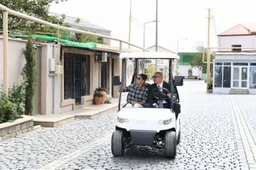 Президент Ильхам Алиев и первая леди Мехрибан Алиева ознакомились с работами по благоустройству в поселке Балаханы - ОБНОВЛЕНО