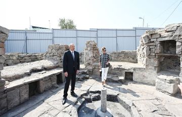 Президент Ильхам Алиев и первая леди Мехрибан Алиева ознакомились с работами по благоустройству в поселке Балаханы - ОБНОВЛЕНО