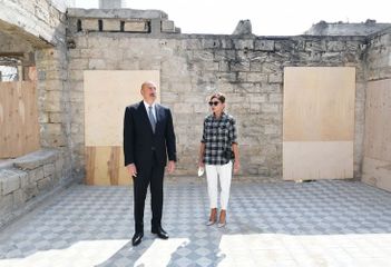 Президент Ильхам Алиев и первая леди Мехрибан Алиева ознакомились с работами по благоустройству в поселке Балаханы - ОБНОВЛЕНО