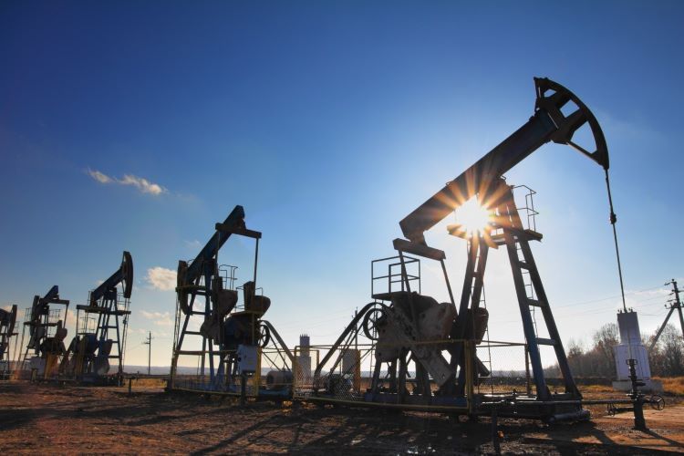 Нефть на мировых рынках подешевела