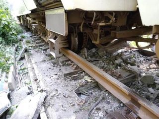 Пассажирский поезд сошел с рельсов на Тайване, есть погибшие и раненые 
