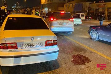 В Баку пешеход впал в кому, оказавшись между столкнувшимися автомобилями  - ФОТО